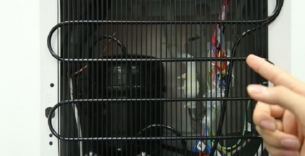 Vệ sinh quạt dàn nóng bị bám bụi ở phía sau tủ lạnh Samsung