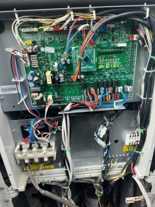 Kỹ thuật viên cài đặt hệ thống điều hòa trung tâm VRF
