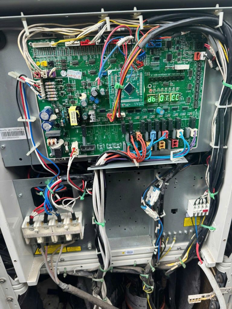 Kỹ thuật viên cài đặt hệ thống điều hòa trung tâm VRF